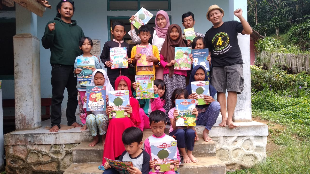Foto Bersama Setelah Distribusi Buku dan Mendirikan Taman Baca di Timur Sukabumi