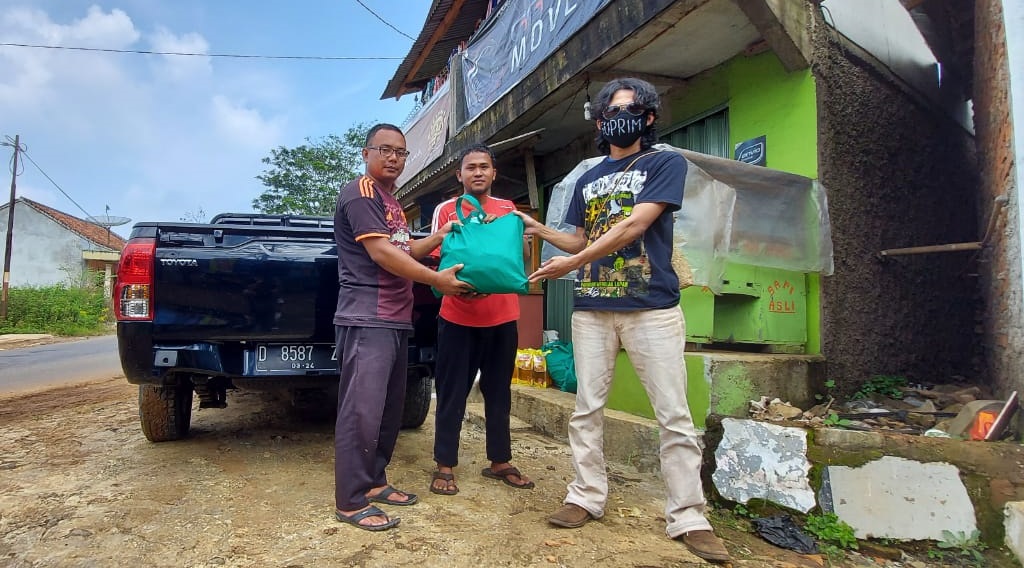 Sabumi Volunteer Mendistribusikan Donasi Kepada Guru Honorer di Pelosok Sukabumi
