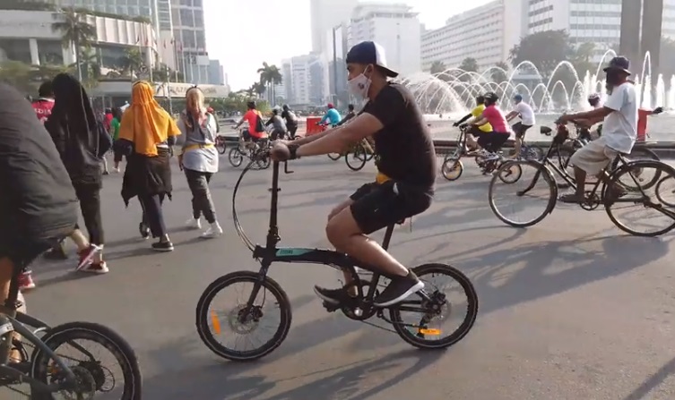 Olahraga sepeda di car free day Jakarta