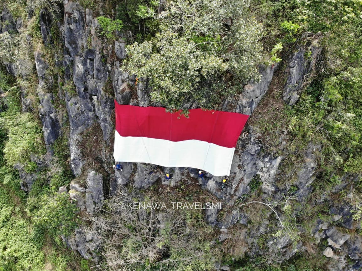 Bendera Berkibar di Tebing Karang Numpang Gunung Guruh Sukabumi. Dirgahayu Indonesia ke 75