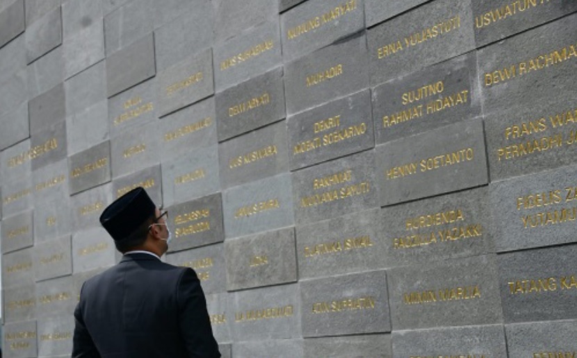 Ridwan Kamil Melihat Nama-Nama di Monumen Covid 19 Bandung. Foto jabarprov.go.id