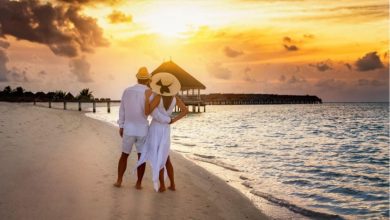 Baby Moon di Luar Negeri. Sumber https://www.istockphoto.com/photo/a-couple-in-white-summer-clothes-looks-at-the-golden-sunset-on-a-tropical-beach-gm1302257405-394051622